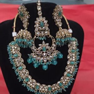 Elegant Gold and Green Jewelry Set